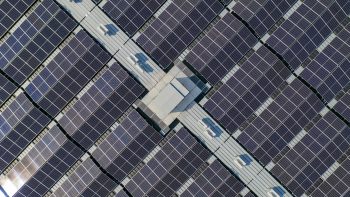 Zonnepanelen boven water