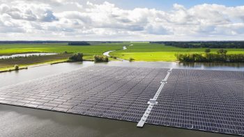 Drijvend zonnepark in Nederlands landschap