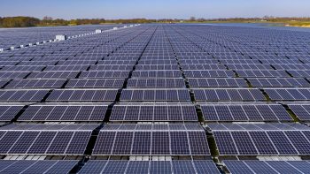 Zonnepanelen op een zanwinplas