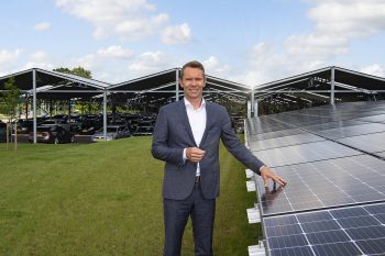 Folkert Brouwers naast zonnecarport