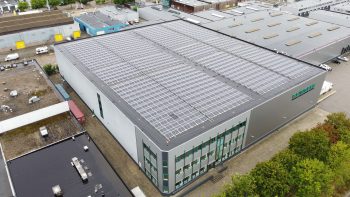 Zonnepanelen op fabriek