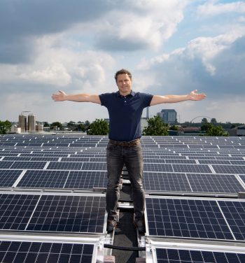 Pascal Burhenne van Klingele Paper & Packaging Group toont zonnepanelen op dak van fabriek