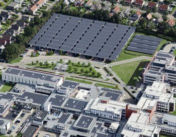 Bovenaanzicht van zonnecarport Ziekenhuis Nij Smellinghe