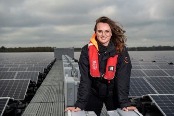 Anna bij een drijvend zonnepark