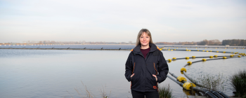 GroenLeven medewerker met drijvend zonnepark