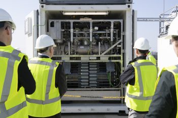 Opening eerste groene waterstoffabriek SinneWetterstof in Oosterwolde Groene waterstoffabriek Oosterwolde