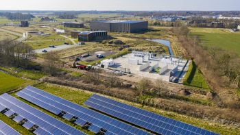 Dronebeeld zonnepark en groene waterstoffabriek GroenLeven SinneWetterstof pilot Oosterwolde
