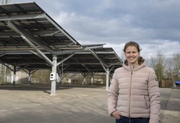Mede-eigenaar Camping It Wiid bij zonnecarport