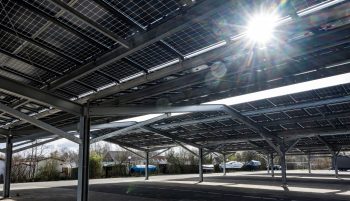 Blik onder constructie zonnecarport