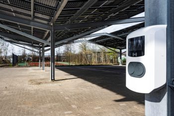 Laadpaal bij zonnecarport