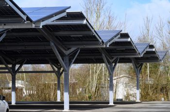 Staanders van een zonnecarport