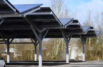 Staanders van een zonnecarport