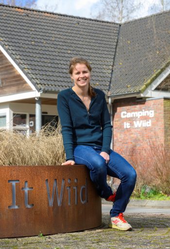 Annelie Bleckman voor entree Camping It Wiid