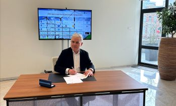 Peter Paul Weeda ondertekent IMVO-convenant