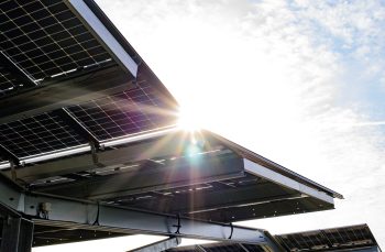 Zon bij zonnecarport