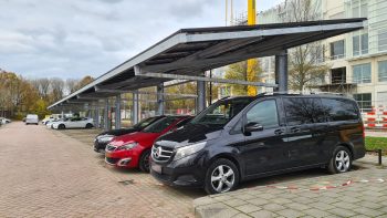 Auto's onder zonnecarport