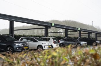 Een aantal auto's onder een zonnecarport