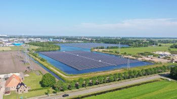 Drijvend zonnepark Oudehaske Bovenaanzicht drijvend zonnepark Oudehaske