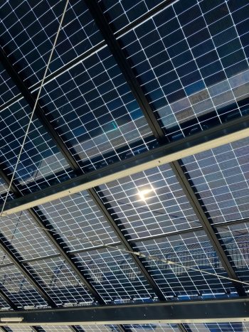 Zonnepanelen on parkeerplaatsen