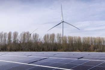 Windturbine en drijvend zonnepark