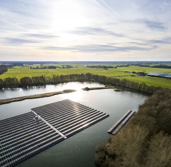 Vogelvlucht van drijvend zonnepark Hattemerbroek
