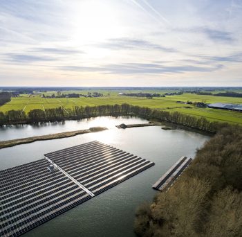 Vogelvlucht van drijvend zonnepark Hattemerbroek