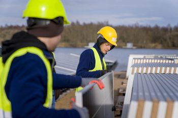 Installatie van zonnepanelen bij drijvend zonnepark