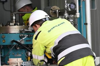 Monteur bij waterstofinstallatie