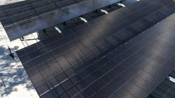 Bovenaanzicht van een solar carport