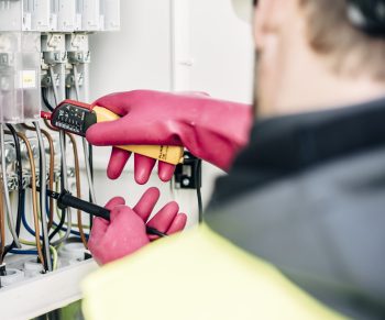 Monteur bij zonnepark