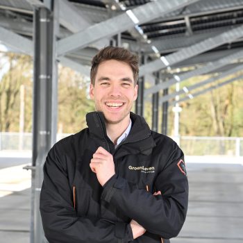 Jens van der Laan van GroenLeven onder een zonnecarport Jens van der Laan van GroenLeven onder een zonnecarport